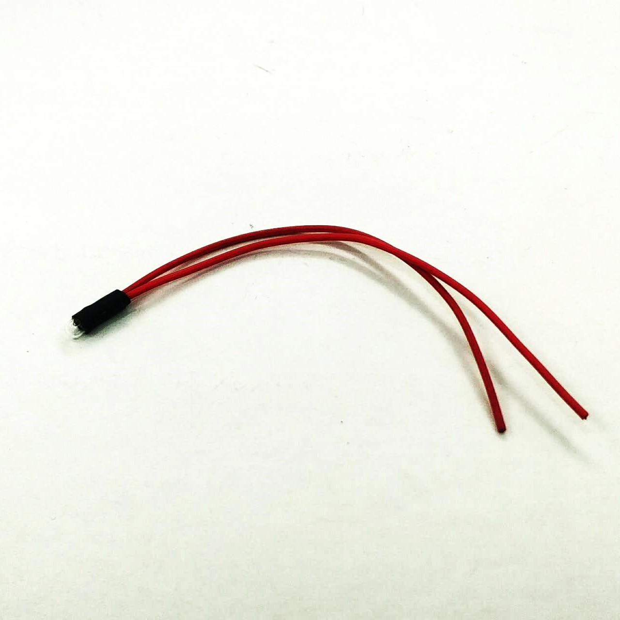 لامپ رشته ای 6 ولت سیم دار 3X7 میلی متر لامپ رشته ای 6 ولت سیم دار 3X7 میلی متر